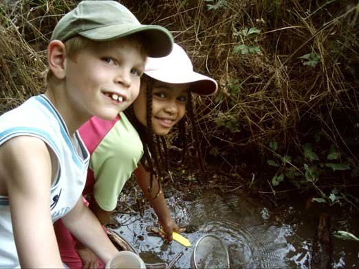 Recherche à l'épuisette des petites bêtes dans la rivière